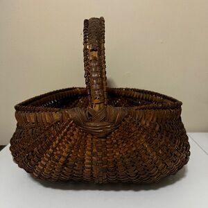 1800’s “buttocks basket” egg carrying basket. Antique Farmhouse Good condition